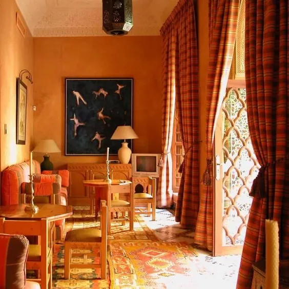 طراحی داخلی مدرن به سبک مراکشی شیک و راحتی را با رنگ های اتاق غنی ترکیب کرده است