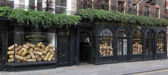 نمایش پنجره Giant Corks |  BB&R |  لندن