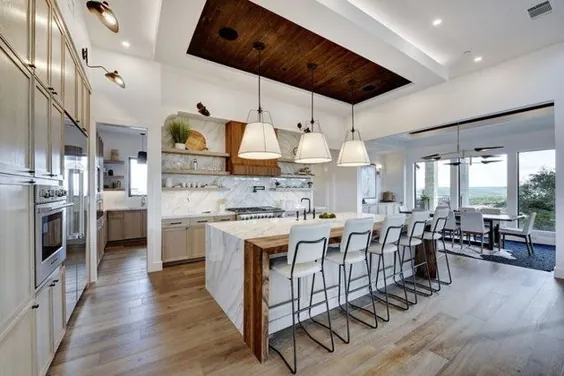 آشپزخانه ای باشکوه با میزهای مرمر و لهجه های چوب طبیعی