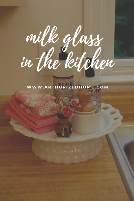 شیشه شیر در آشپزخانه
