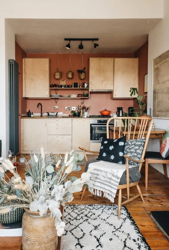 قبل و بعد: یک آپارتمان کوچک و غفلت شده یک آشپزخانه کامل و یک پالت رنگی خاکی جدید