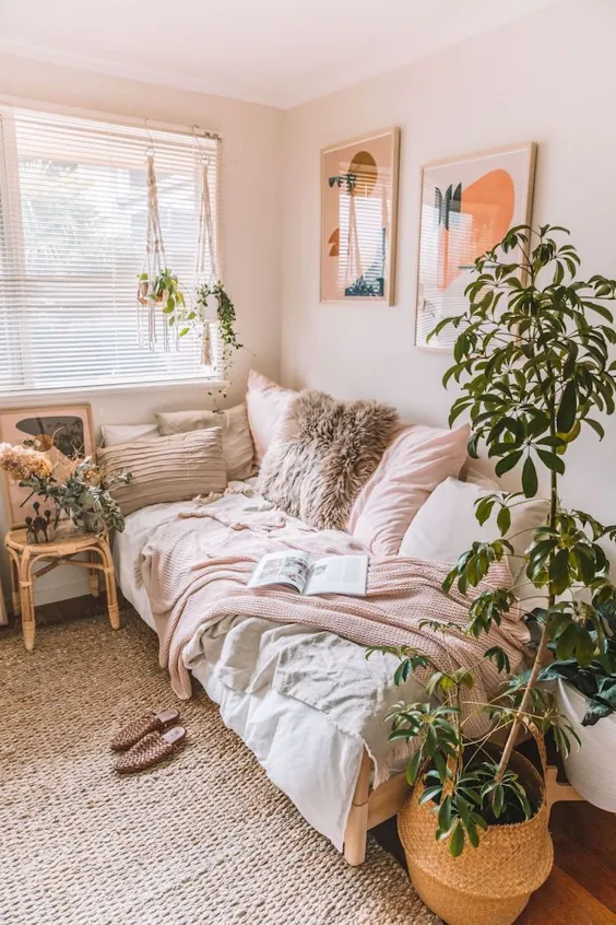 دکوراسیون اتاق خواب زیبایی زیبایی گیاه رنگ خنثی بالش صورتی کم رنگ تصاویر روی دیوار تخت کوچک