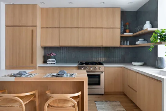 یک چوبی بلوند در آشپزخانه در فضای باز و داخلی در بروکلین