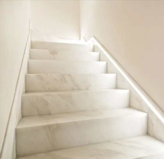 پله های مرمر سفید