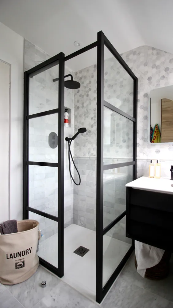 حمام سیاه و سفید با محفظه دوش به سبک کریتال |  فصول در فضای داخلی رنگ