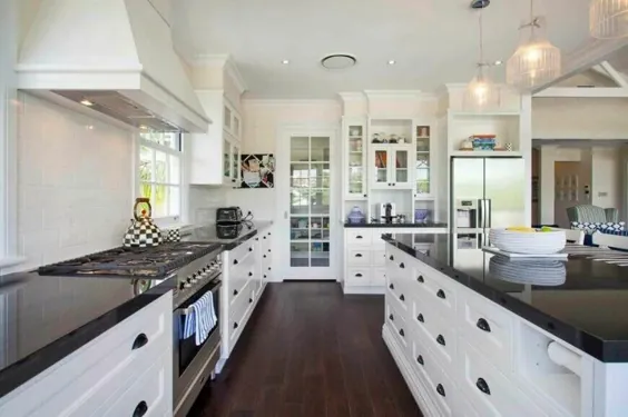 36 آشپزخانه الهام بخش با کابینت های سفید و گرانیت تیره (تصاویر)