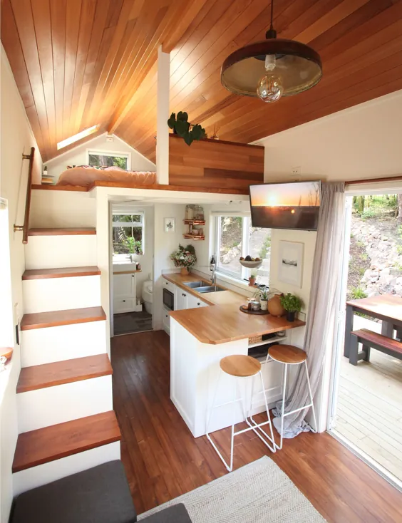 داخل یک خانه کوچک در Waiheke که طراحی مدرن با سبک کلبه مطابقت دارد