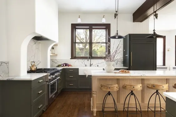 این نوسازی آشپزخانه سنتی ثابت است که سبز می تواند خنثی باشد