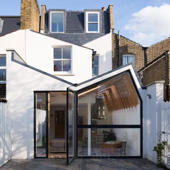 نمای داخلی خانه معماران Forrester در لندن دارای سقفی "پروانه ای" و تیرهای چوبی در معرض در 20 است