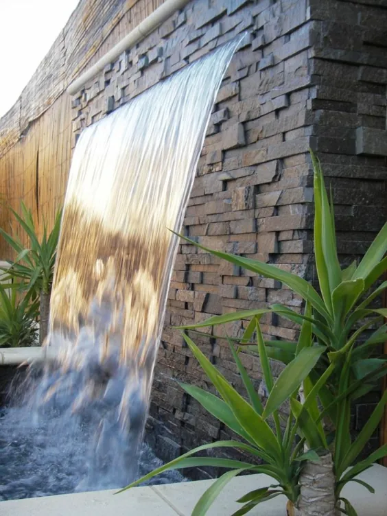 Wasserspiel im Garten mit Brunnen، Bach oder Wasserfall