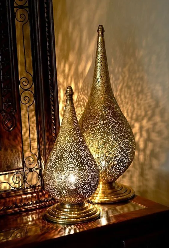 لامپ یا فانوس مس پیچیده مراکش ، چراغ میز تزئینی منزل ، لامپ حکاکی شده.  سایه های لامپ
