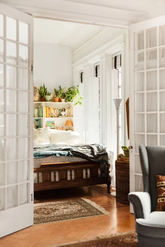 این آپارتمان Warmly Lit Charleston دارای 425 فوت مربع از سبک جنوبی و شیشه های رنگی است