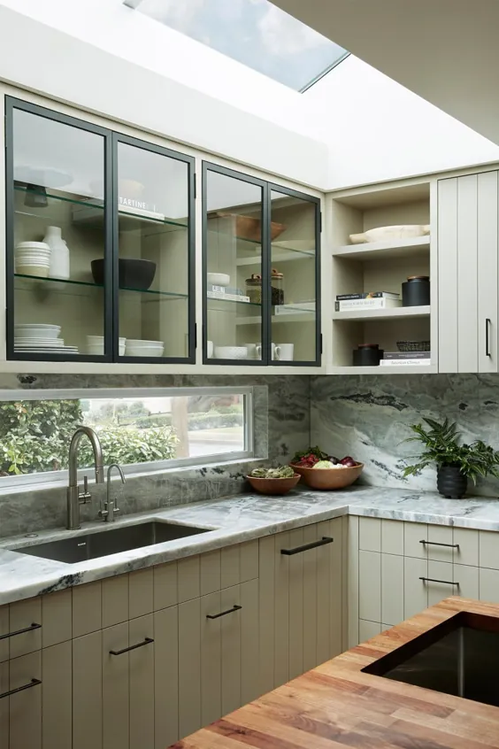 کابینت های آشپزخانه به رنگ خاکستری روشن ، به همان اندازه که پیچیده است ، پیچیده است