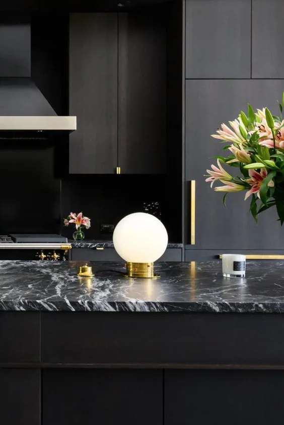 میزهای آشپزخانه گرانیت سیاه و سفید.  طراحی فوق العاده مدرن  کابینت های مسطح مشکی.