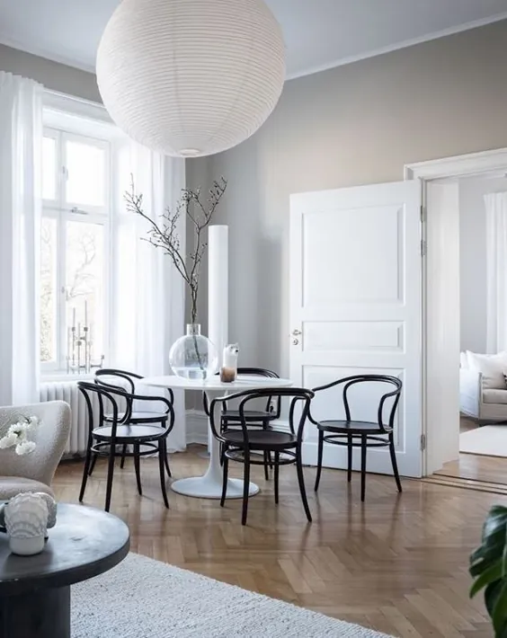 اتاق نشیمن دنج با دیوارهای خاکستری - طراحی COCO LAPINE
