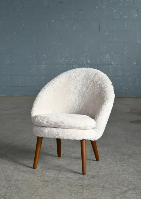 صندلی آسان دهه 1950 دانمارک که توسط Ejv در پوست گوسفند شیرلینگ پوشانده شده است.  یوهانسون
