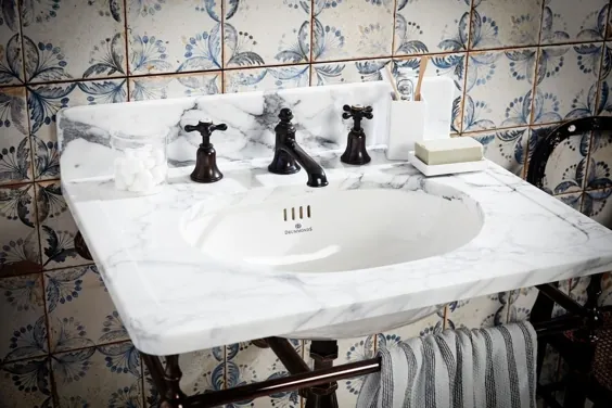 حمام های دراموندز در اینستاگرام: ”برنز ... خیره کننده و تاریک و زیبا.  یکی از 9 اتمامی که می توانیم ارائه دهیم.  نشان داده شده در حوضه غرور لاکی تنها با سنگ مرمر Arabescato ، ... "