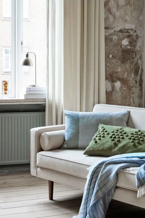 عاشق این اتاق نشیمن آرام و آرام کپنهاگ با رنگ های خنثی با دیوارهای گچ برهنه باشید