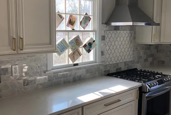 آشپزخانه زیبای آلبستر و خاکستری با کاشی مترو مرمر و کف چوب - Cabinets.com