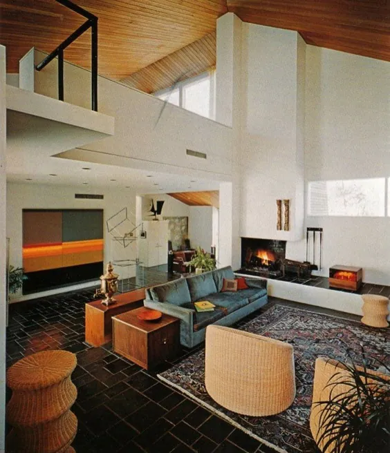 عکس اینستاگرام @ girlofthe70s: "او؟  #arthouse #livingroomdesign # 1978 #fireplacesecor #velvetsofa #livingroomdecor # 1970s #familyroom #sofaset #walldecor # 70s # wallart... "