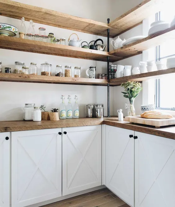 پنج نوع قفسه باز آشپزخانه: کدام یک متناسب با آشپزخانه شما است؟  - تخته و بالش