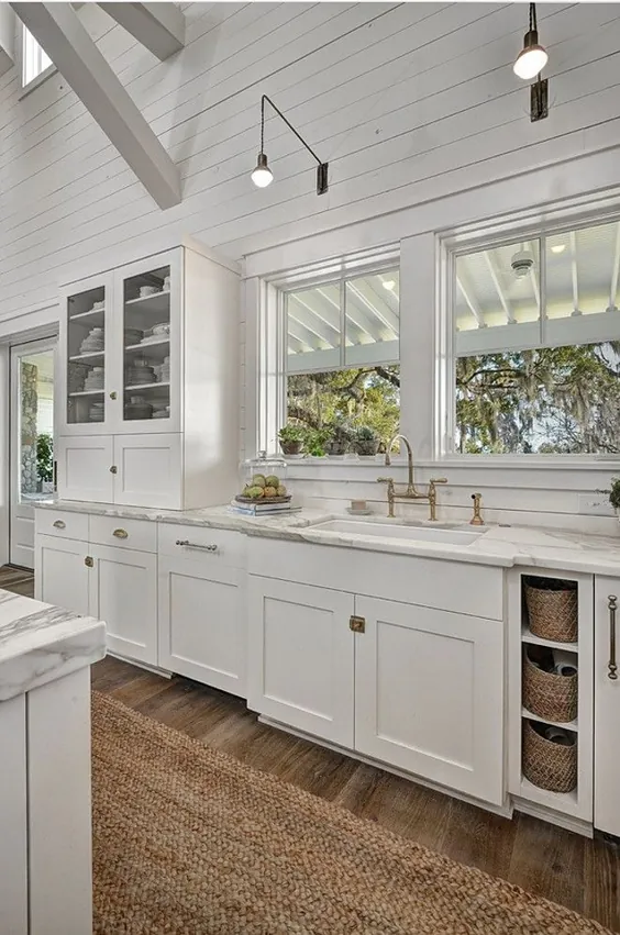 آشپزخانه سبک ساحل سفید با Shiplap