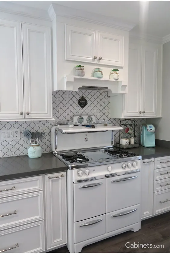آشپزخانه پرنعمت سفید با هود چوبی - Cabinets.com