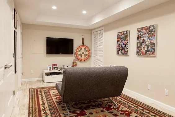 20 ایده کوچک اتاق تلویزیون که سبک را با عملکرد متعادل می کند