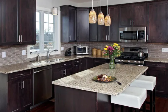 3 روش طراحی آشپزخانه استفاده از کابینت های گیلاس و دیگر چوب های تیره