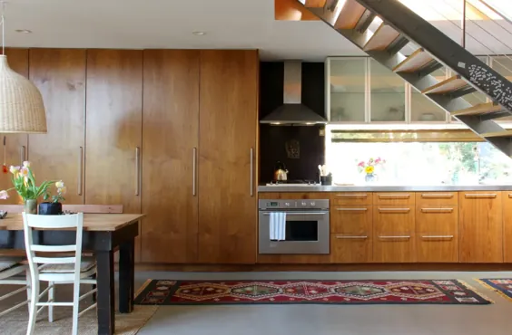 این آشپزخانه های یک دیوار ثابت می کنند که فضاهای ساده هنوز هم یک مشت بزرگ دارند