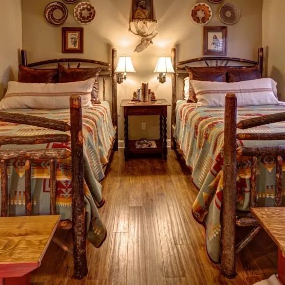اتاق خواب به سبک Lodge سبک های روستایی و جنوب غربی را ترکیب می کند