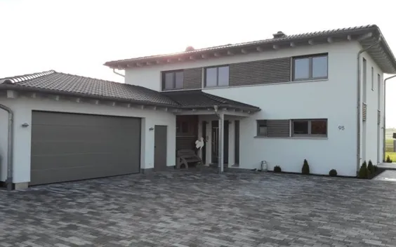 یک خانه یک خانواده با گاراژ دو نفره و اتاق کناری در Ipsheim - Engelhardt + Geissbauer