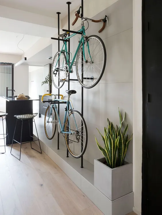 Deux vélos dans le salon pour un passionné de cyclisme - PLANETE DECO دنیای خانه ها