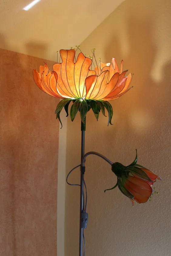 چراغ طبقه چراغ زرد چراغ مینیمالیستی چراغ نور نارنجی غروب آفتاب روشنایی داخلی مجسمه سازی لامپ سایه هنر هنر لامپ چراغ نرم