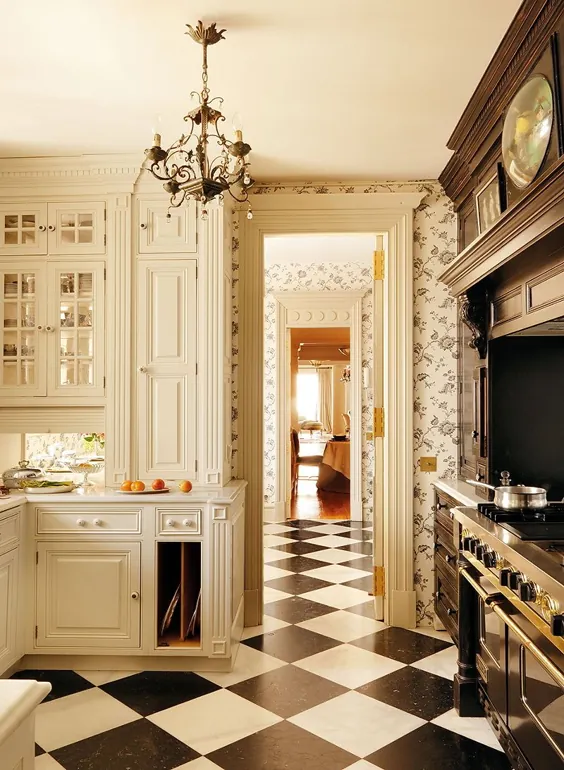 آشپزخانه منصوب کلاسیک دارای یک کف سنگ مرمر شطرنجی در این خانه در مادرید است.  [1093 800 800]