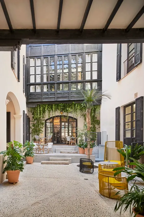 ohlab خانه 500 ساله اسپانیایی را در هتل بوتیک لوکس بازسازی می کند