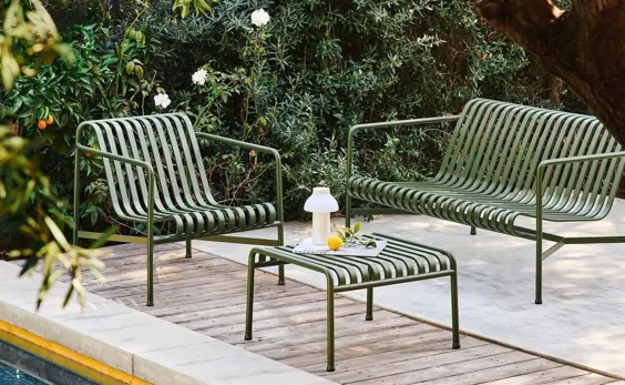 HAY در اینستاگرام: ”یک نیمکت مبل و صندلی Palissade برای استراحت کنار استخر.  مجموعه پالیسید که توسط برادران بورولک طراحی شده است ، شامل موارد زیبایی ...