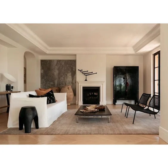 بستر های نرم افزاری D در اینستاگرام: ”این مبل Ghost با پوشش لغزش یک کلاسیک مدرن در نظر ما است.  داخلی توسط Les Interieurs ، عکس از Felix Forest "
