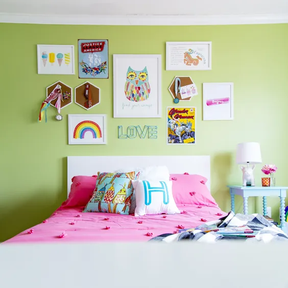 اتاق خواب رنگارنگ و رنگین کمان یک دختر شش ساله
