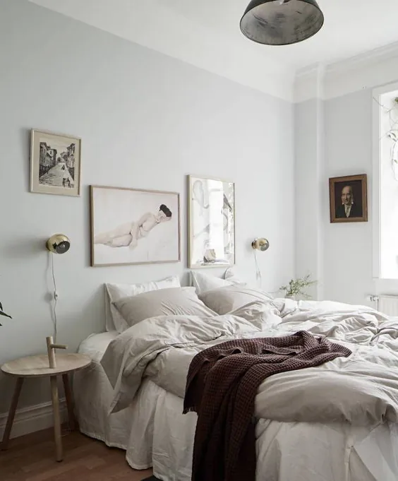 اتاق خواب دنج با دیوارهای آبی روشن - طراحی COCO LAPINE