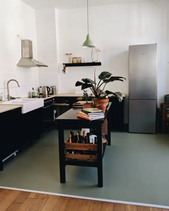 Endlich umgezogen - einblick in die Wohnküche samt grünem Linoleum-Boden - جین وین نیوز