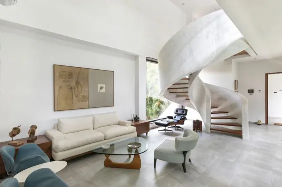 5 بهترین خانه مدرن با پله های مارپیچ ایستاده |  مجله OPUMO