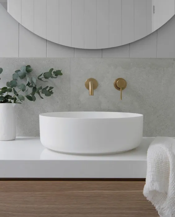 طراحی حمام ساحلی |  صفحه نیمکت سفید با شیر ضد آب و حوضچه ضد آب دور
