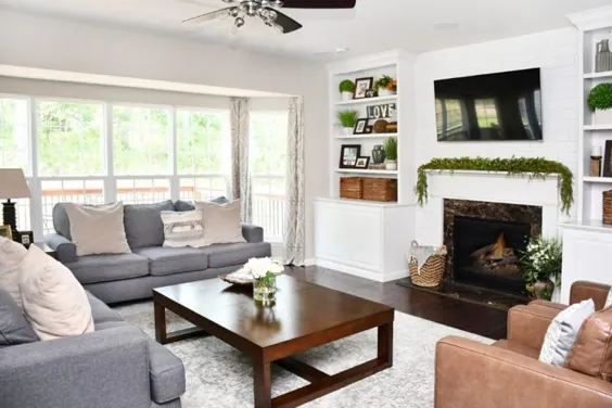 آرایش اتاق خانوادگی با تکه های ساخته شده سفید و کاناپه های ذغالی