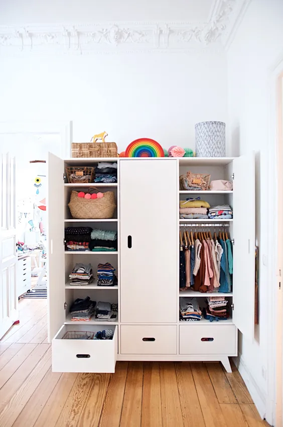 عین بلیک در Kinderkleiderschrank غیبی - Lasst uns luschern