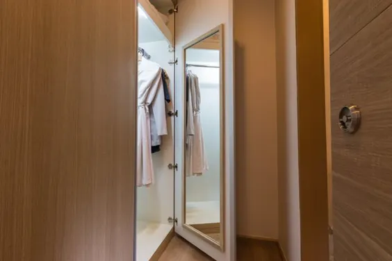 چگونگی چسباندن آینه روی درب کمد