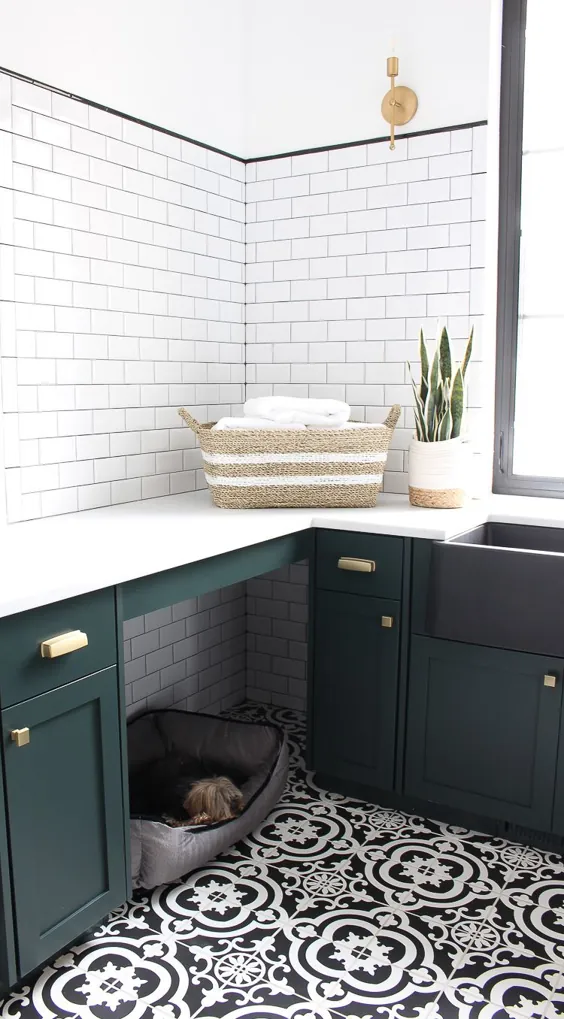 رختشویی / اتاق سگ: کابینت های سبز تیره لایه ای روی طرح کلاسیک سیاه + سفید - خانه پوشش نقره ای