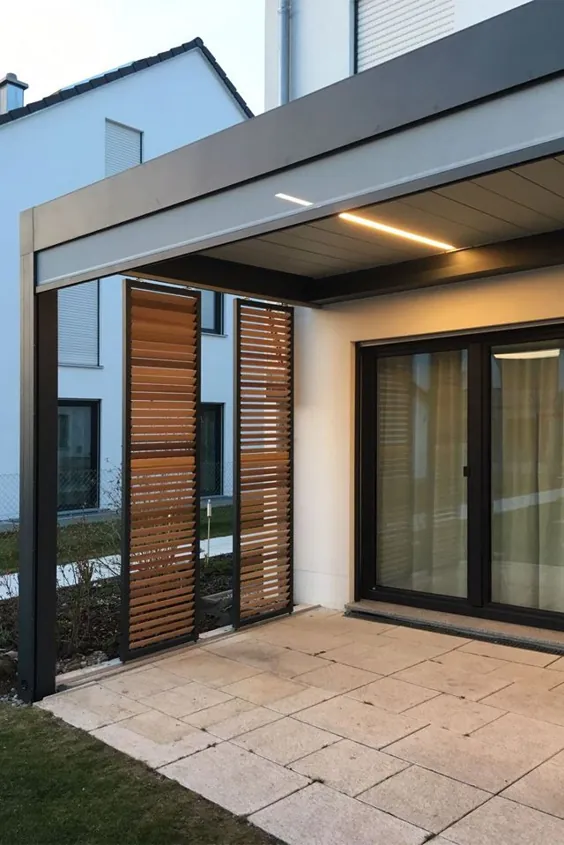 Terrassenüberdachung mit Lamellen-Sichtschutz für ein Einfamilienhaus Olching |  Jalousien HUBER GmbH - Mein Lebensgefühl