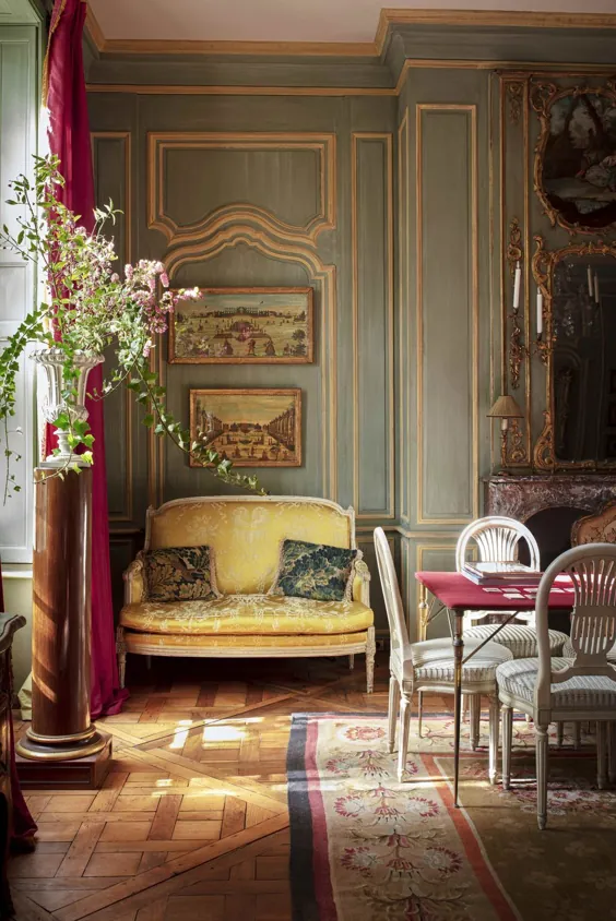 در داخل تخت نفیس مملو از اشیاques عتیقه که طراح میکی هرلی خانه خود را در پاریس می خواند