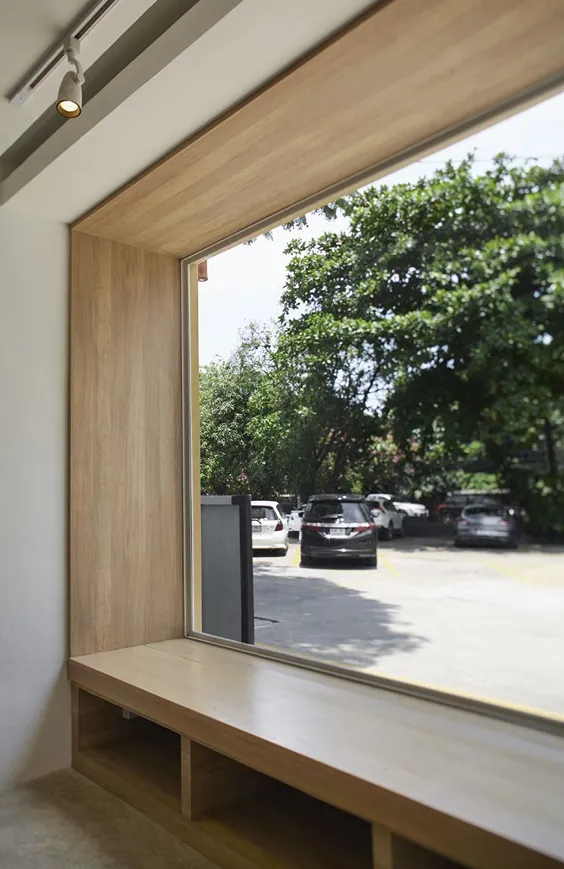 طراحی فضای مهمانی یک کافه اتاق مشترک ساده در بانکوک ایجاد می کند